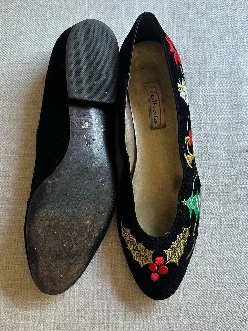 Women’s Black Velvet Holiday Ballet Flats with Embroidered Motifs size 9